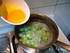 4.另燒一鍋水，水滾後加入蝦仁和秋葵，邊攪拌邊倒入蛋汁，接著加鹽，煮滾後即可起鍋