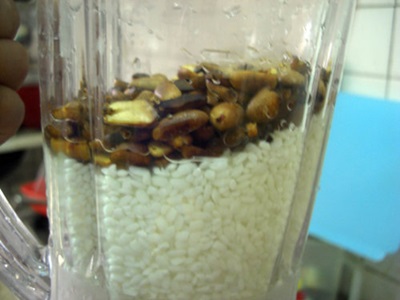 泡軟的米、炒過的花生、芝麻及水放入果汁機中打成糊糊的生米漿