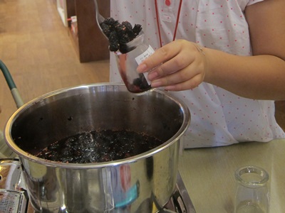 熄火後趁熱裝入玻璃罐中,先裝果肉再加入少許湯汁蓋過果肉封罐,黃梅不必撈出 熄火後趁熱裝入玻璃罐中,先裝果肉再加入少許湯汁蓋過果肉封罐,黃梅不必撈出