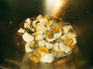 豬油1大匙（沒有豬油用耐熱的油替代也可），熱鍋後改中火，先把鴨蛋碎下鍋拌炒到出現泡沫狀，接著再把皮蛋下鍋翻炒