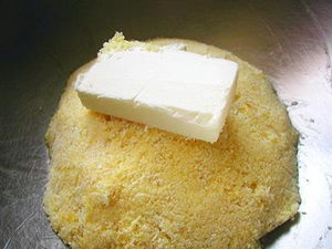 接著把椰子粉放入攪拌均勻，再加入回溫軟的奶油攪拌均勻