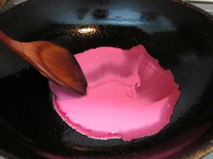鍋熱，小火用刷子把鍋子抹一層薄油，放一大湯勺的麵糊，用鏟子刮平一圈，讓麵糊厚度均勻。