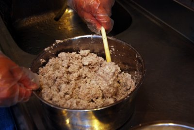  加入糖、地瓜粉、太白粉拌勻 (暫時不要加水) 。然後 邊揉邊適情況調整加入水 。