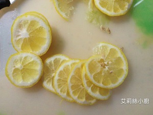 檸檬去頭尾，取中間果肉切薄片，將籽去除比較不會苦澀。