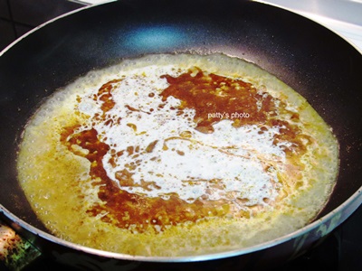 鍋熱後，加入牛頭牌咖哩炒醬，以小火慢慢炒至香氣出來。倒入椰奶，攪拌勻，中火煮至滾。可依喜好加入適量辣椒粉。