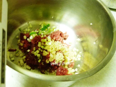 蔥、薑切末後，再將所有醬油、麵粉、米酒倒入牛絞肉中，一起攪拌至有黏性。