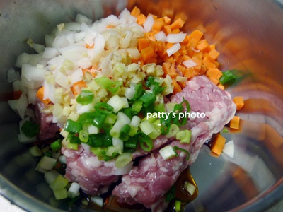 將紅蘿蔔碎、洋蔥碎、青蔥末等與豬絞肉一起拌合。
