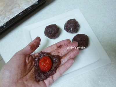 草莓洗淨擦乾。將草莓包進紅豆泥內。