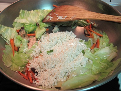 熱油鍋，下蝦米炒香。再放入香菇絲、高麗菜絲、紅蘿蔔絲、蔥白，拌炒一下。