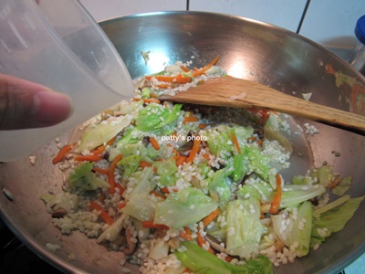 再倒入水、香菇水，拌勻後，倒進電鍋內鍋中，外鍋加半杯水，蒸煮至熟。上桌前，再撒上蔥綠即可。