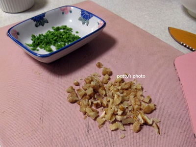 細蔥切末，核桃切碎。出爐後，撒上細蔥、碎核桃就可以上桌。