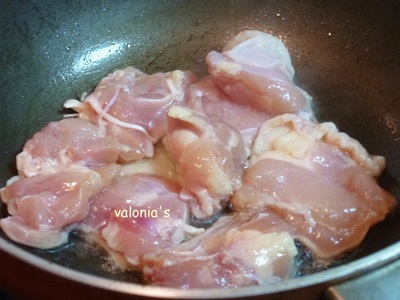 蔥、辣椒、薑切末。雞腿排切塊。麵粉和1大匙水調勻。雞肉下鍋，以雞皮面朝下煎出油脂，再翻面煎，不用煎熟。