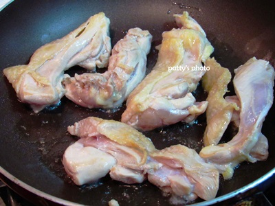 雞腿肉下油鍋煎至兩面焦香，取出。