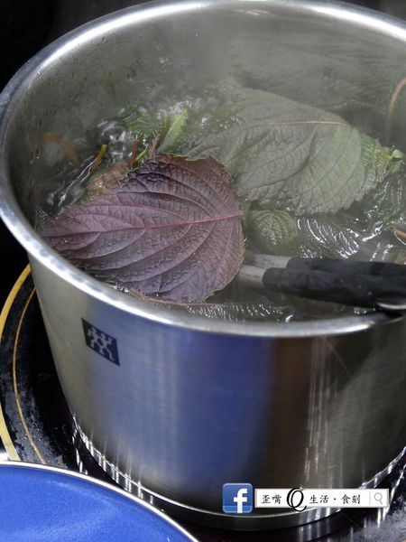 將紅紫蘇葉洗淨，加入沸水煮10分鐘。
