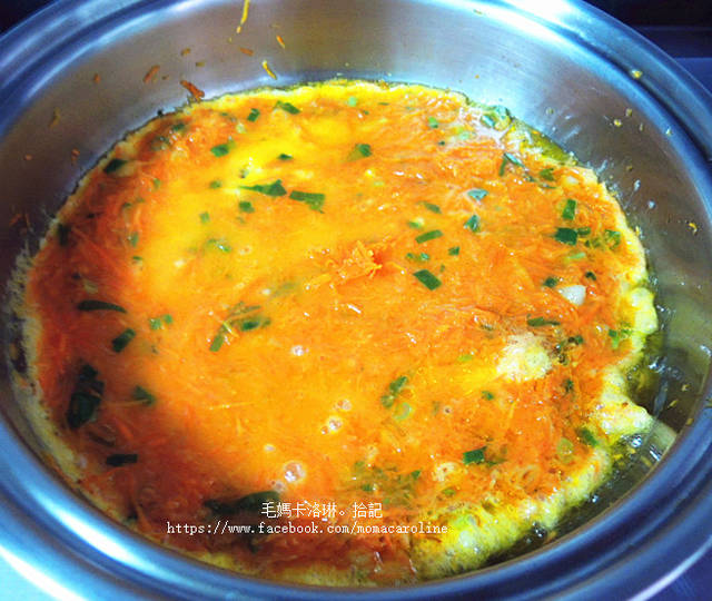 原鍋不用洗再加一些油，將蛋液倒入鍋內煎至二面熟，就可盛盤備用