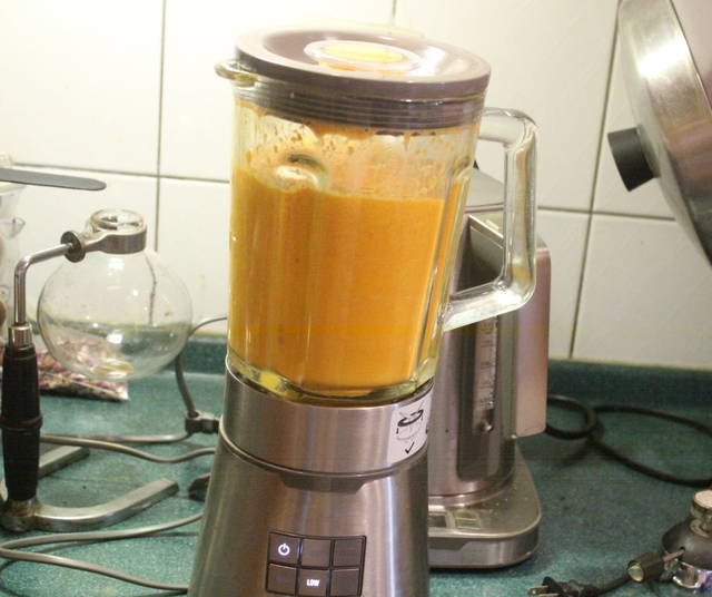 將煮滾後的胡蘿蔔汁全部放入果汁機，仔細攪打約3-5分鐘，打出滑順的湯汁。