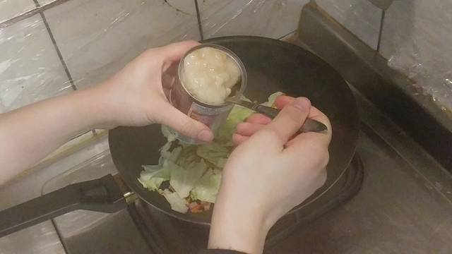 加入白菜拌炒，等白菜變軟後，加入玉米濃湯醬及牛奶（比例一比一）一起炒。