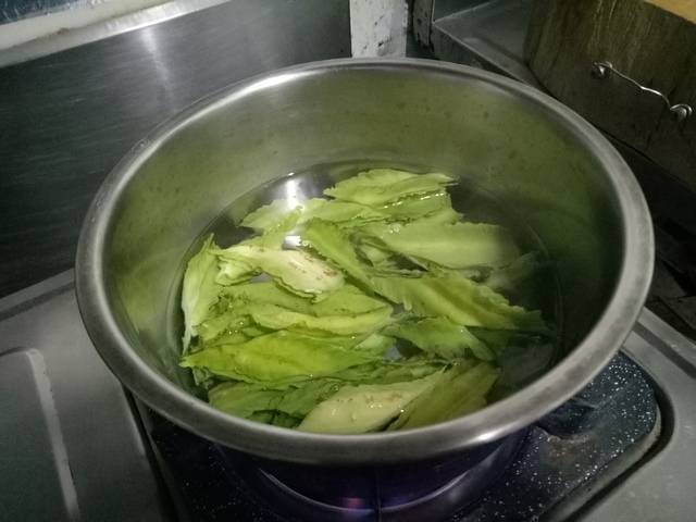 煮一鍋水，加入鹽。等待沸騰後，把翼豆放入，再轉小火。