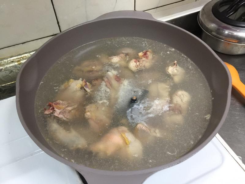 燒一鍋熱水，汆燙土雞塊。