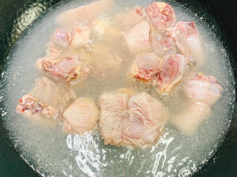 煮一鍋水，依序汆燙蓮子、雞肉。