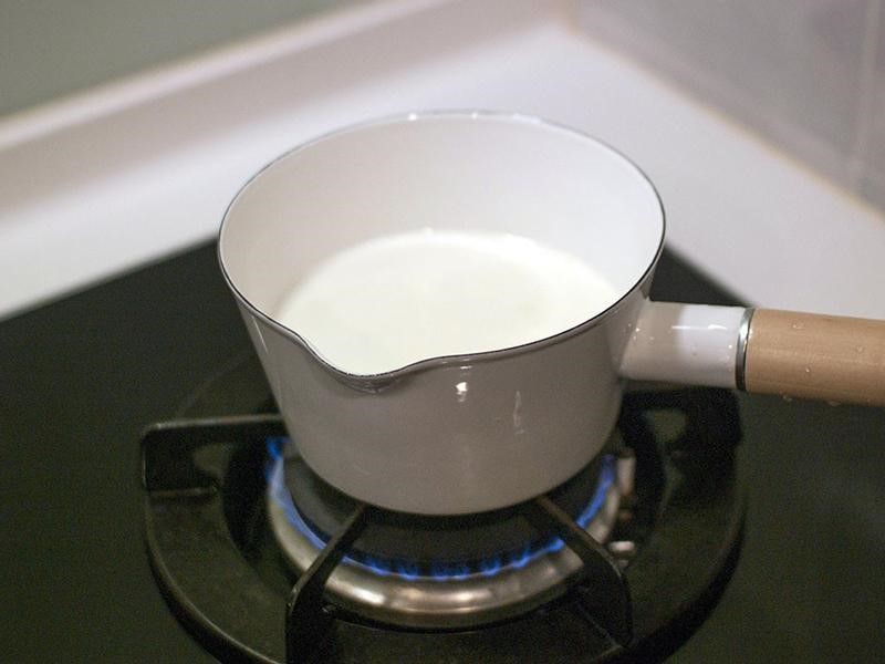 將羊奶與鮮奶油倒在一起，加熱至60度，即可關火。