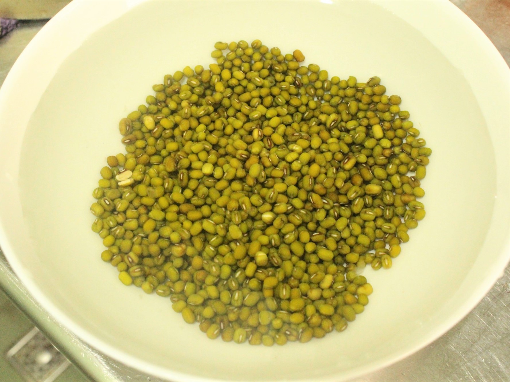 把綠豆清洗乾淨後，用冷水泡2個小時。