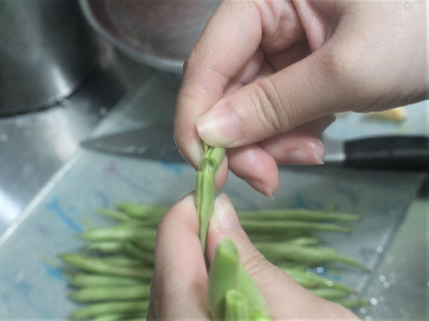 四季豆洗乾淨後，切除頭尾，再切成能入口的長度。