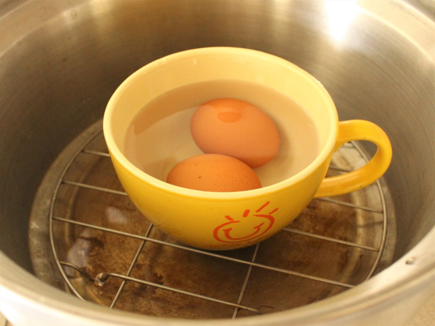 先將雞蛋拿去蒸熟。