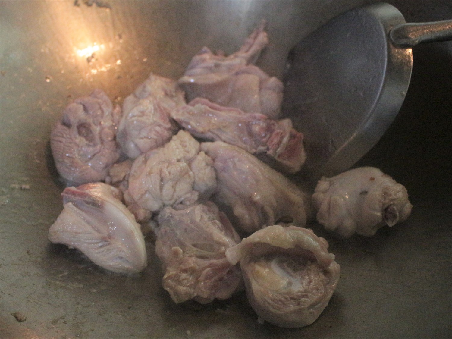 熱鍋爆香後，加入雞肉，並把雞肉表面煎熟。