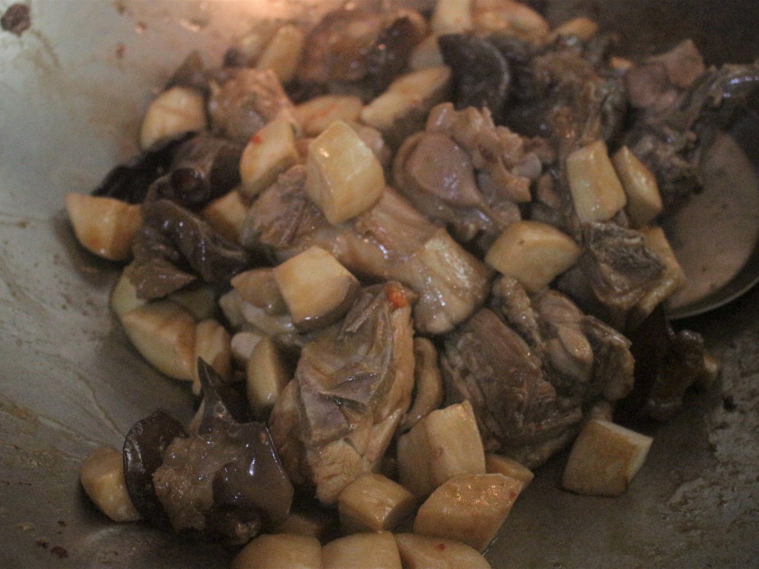 加入菇類，繼續翻炒直至雞肉煎熟，即可準備起鍋。