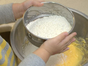 將麵粉和泡打粉過篩後加入步驟1的材料，也加入奶粉拌勻