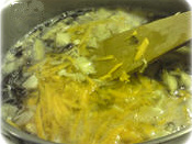 加入金針菇煮滾，再依序放入木耳絲、香菇絲、薑絲、紅蘿蔔絲至煮滾