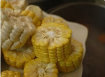 玉米切小段備用