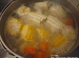 將排骨汆燙後洗乾淨；鍋中倒入適量的水，加入排骨和紅蘿蔔先煮約30~40分鐘，接著加入玉米，再煮約20分鐘