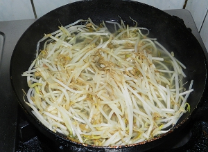豆芽菜燙熟，起鍋擺盤