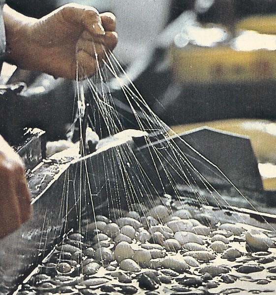 繅絲就是抽繭取絲。