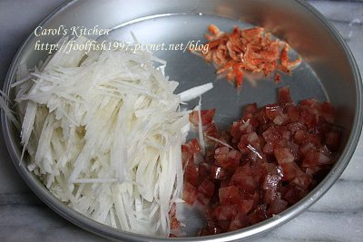 白蘿蔔削皮後切細絲，臘腸切成小丁狀，櫻花蝦也稍為剁一下