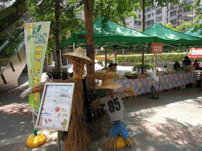 稻草人是環球漂鳥市集入口處的鮮明迎賓標誌