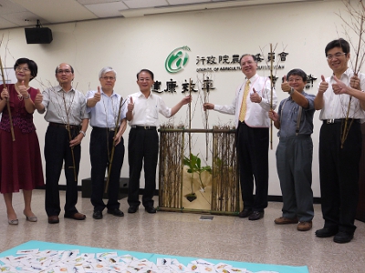 楊副局長與今年合作認養海岸定砂工作的民間企業團體合影