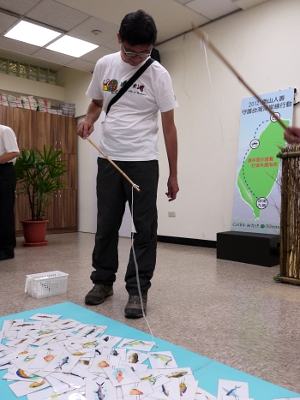 看我釣到什麼魚？！固沙護灘行動現場還可以玩「五星級海鮮鍋」遊戲，讓大小朋友認識海洋環境