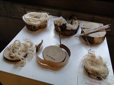 現場有體驗區，小朋友可以摸摸看各種不同的植物纖維觸感
