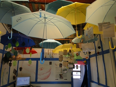 一把把懸在屋頂的雨傘，代表著一個人、一個家，每個人都可以在傘下自由創造自己的空間