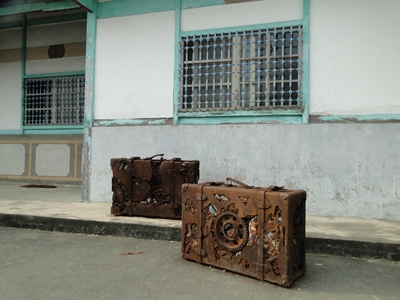 三合院前的鐵製行李箱，藏著一段段旅行的故事