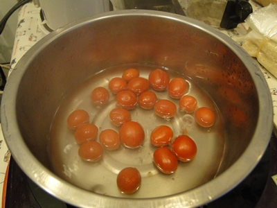 小番茄輕輕在表皮劃上一刀，放入滾水中煮約10秒左右，再撈出來放入冰水冰鎮後去皮；檸檬榨汁備用