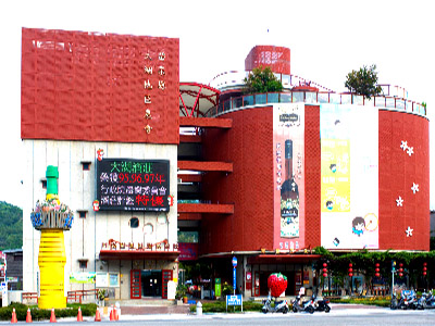 看到門前這棵大草莓就是大湖地標─大湖酒莊草莓文化館