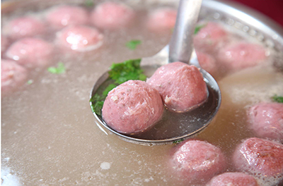 粉紅色的草莓貢丸，只有在大湖才吃的到喔