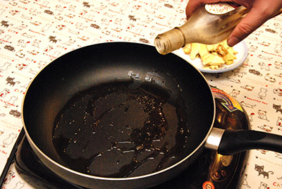 黑麻油下鍋燒熱