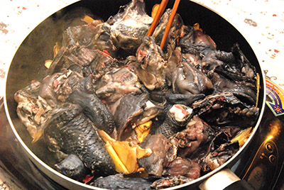 加入切好的烏骨雞，將雞肉表面煎熟，鎖住肉汁