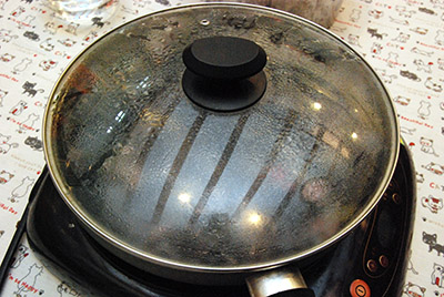蓋上鍋蓋，使雞肉均勻受熱