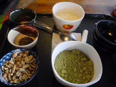 擂茶主角：花生、黑芝麻、白芝麻、茶葉、綠茶粉、爆米香